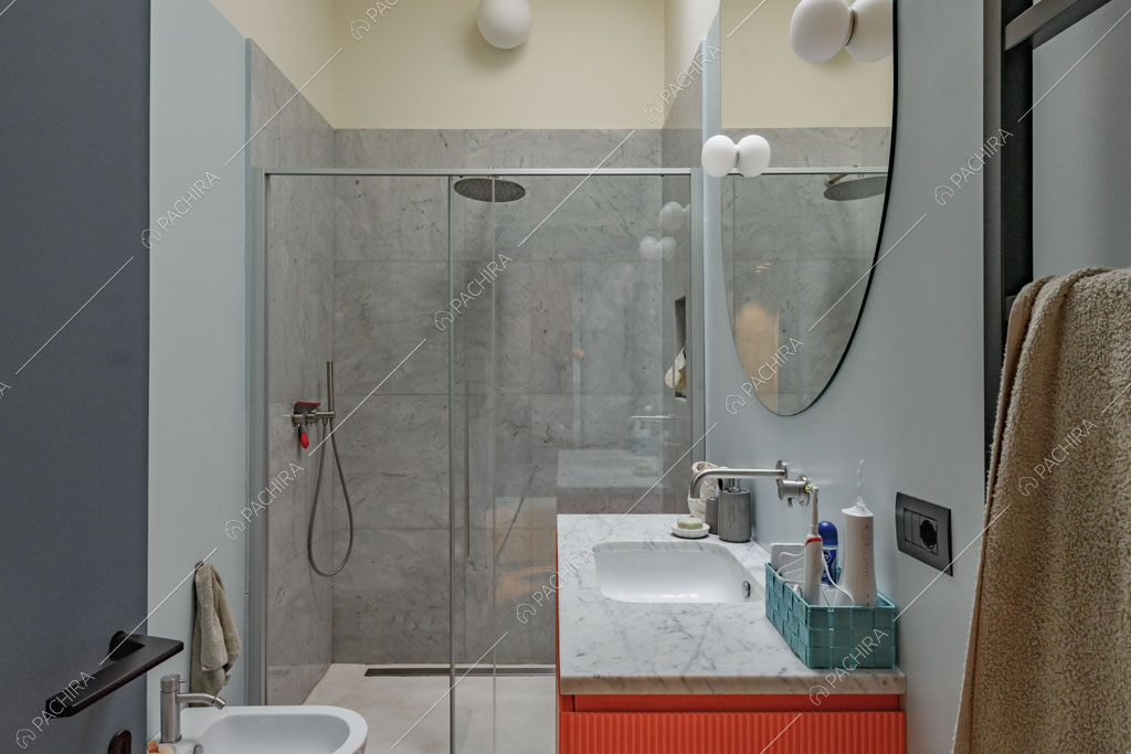 Bagno del loft Unakite, location in stile moderno a Milano
