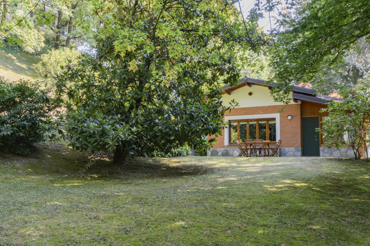 Vista sulla dépendance dal giardino