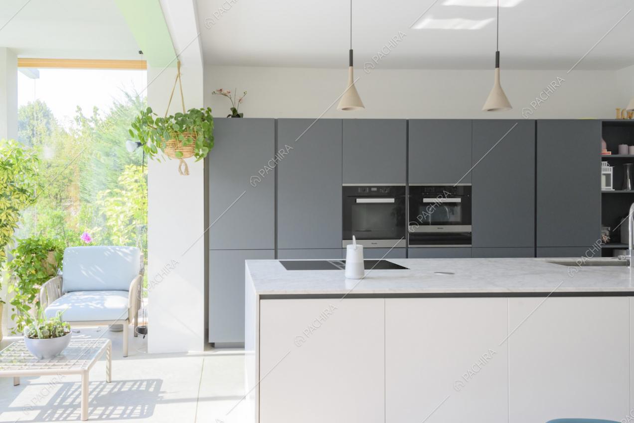 Mobili di design per la cucina e scorcio sul giardino