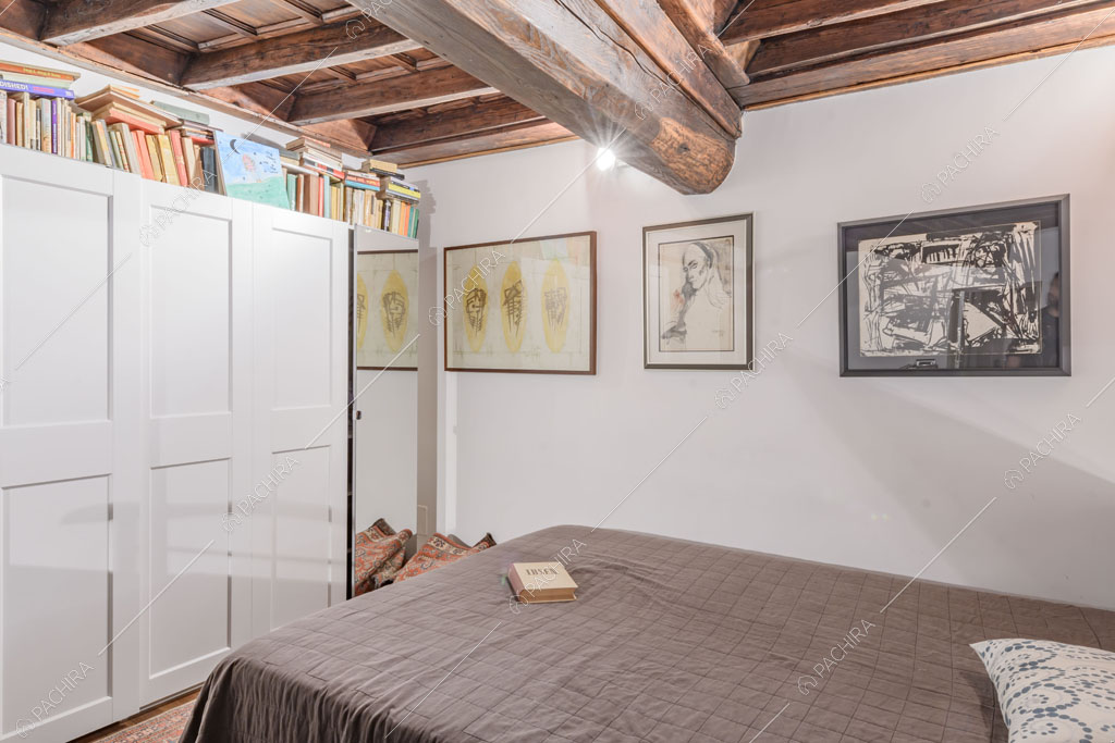 Camera da letto dell'appartamento Roobois, location in stile insolito a Roma