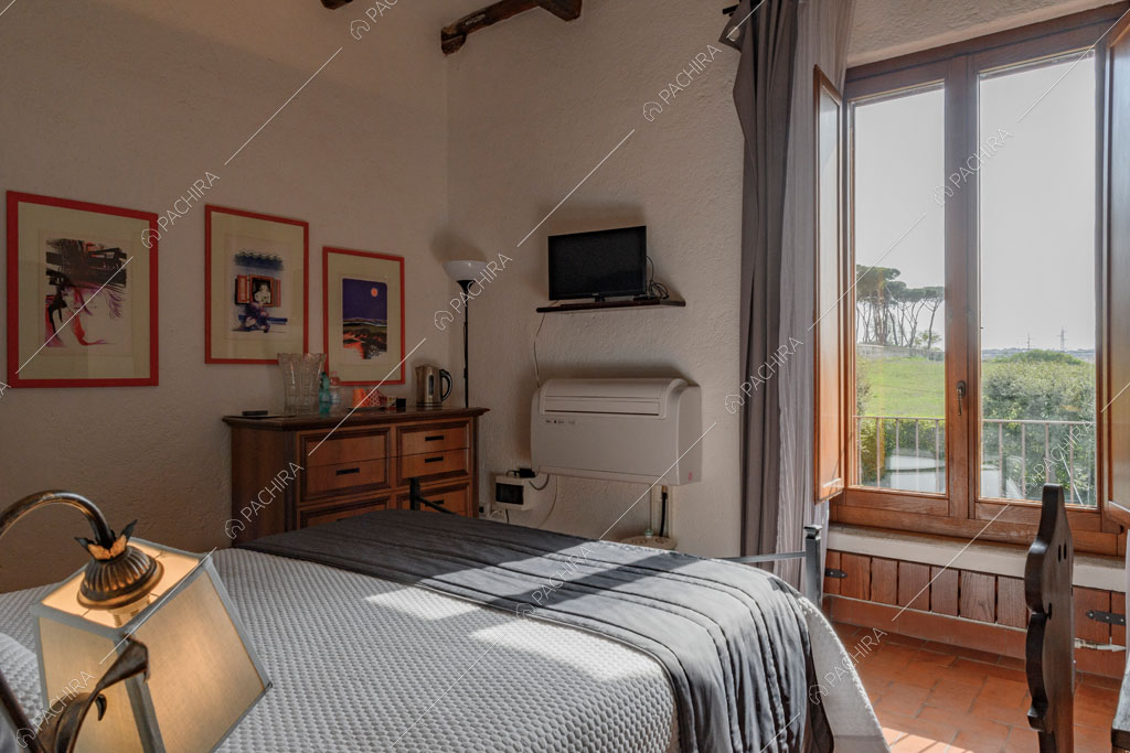 Camera da letto della villa Ebridi, location in stile rustico a Roma