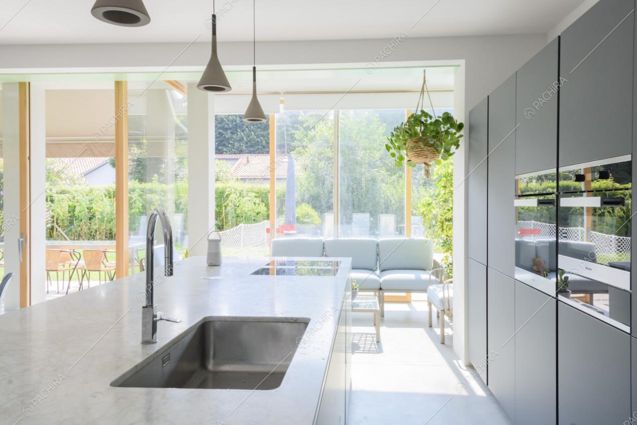 Dettaglio della cucina a isola e vista sul giardino