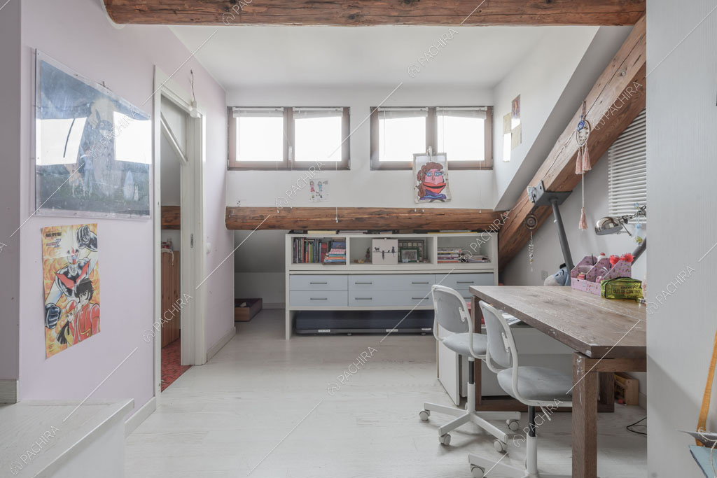 Camera con travi in legno a vista del loft Ostro, location in stile contemporaneo a Milano