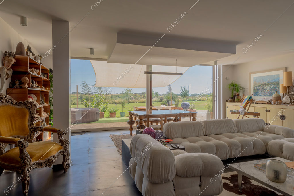 Vista sul giardino dalla zona living della villa Arafura, location in stile contemporaneo a Roma