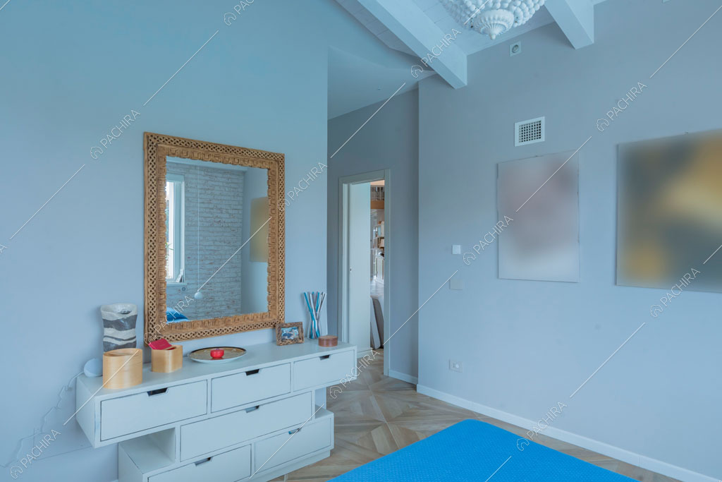 Travi a vista sul soffitto della camera da letto matrimoniale della villa Colchito, location in stile contemporaneo a Roma