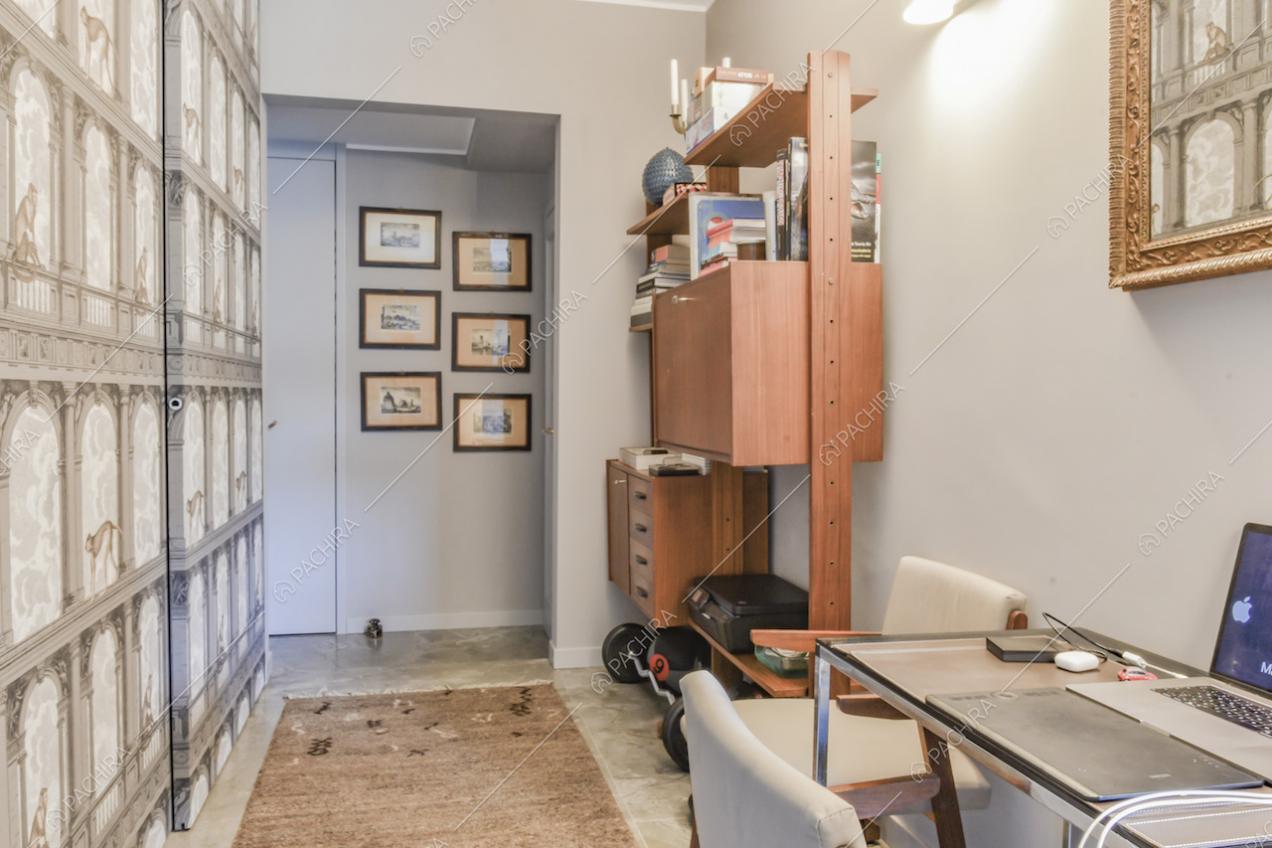 Studio con mobile di legno, scrivania e tappeto