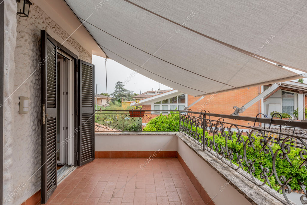 Terrazza con tendoni della villa Pino Mugo, location in stile moderno a Roma