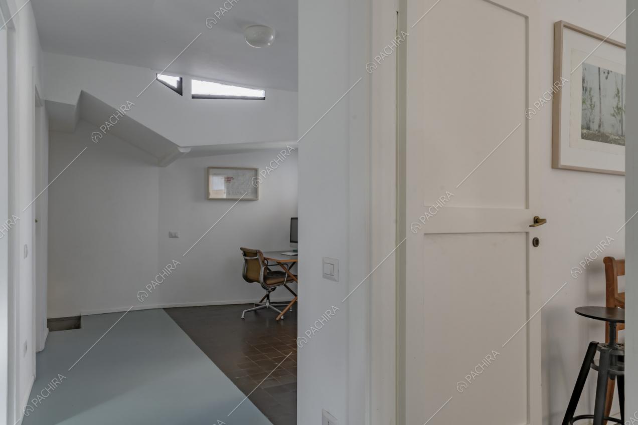 Il piano superiore e il suo originale soffitto