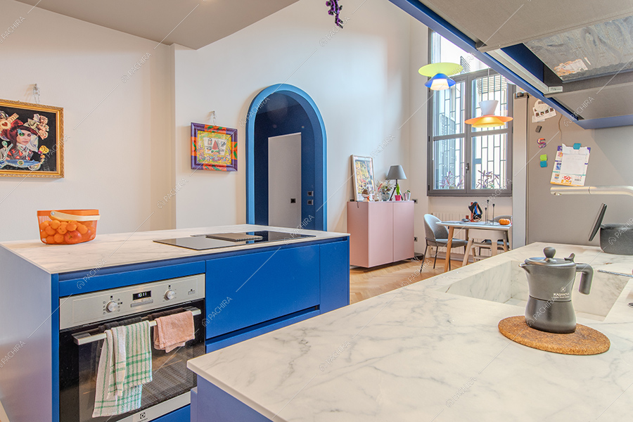 Cucina a isola dell'appartamento Tonga, location in stile moderno a Milano