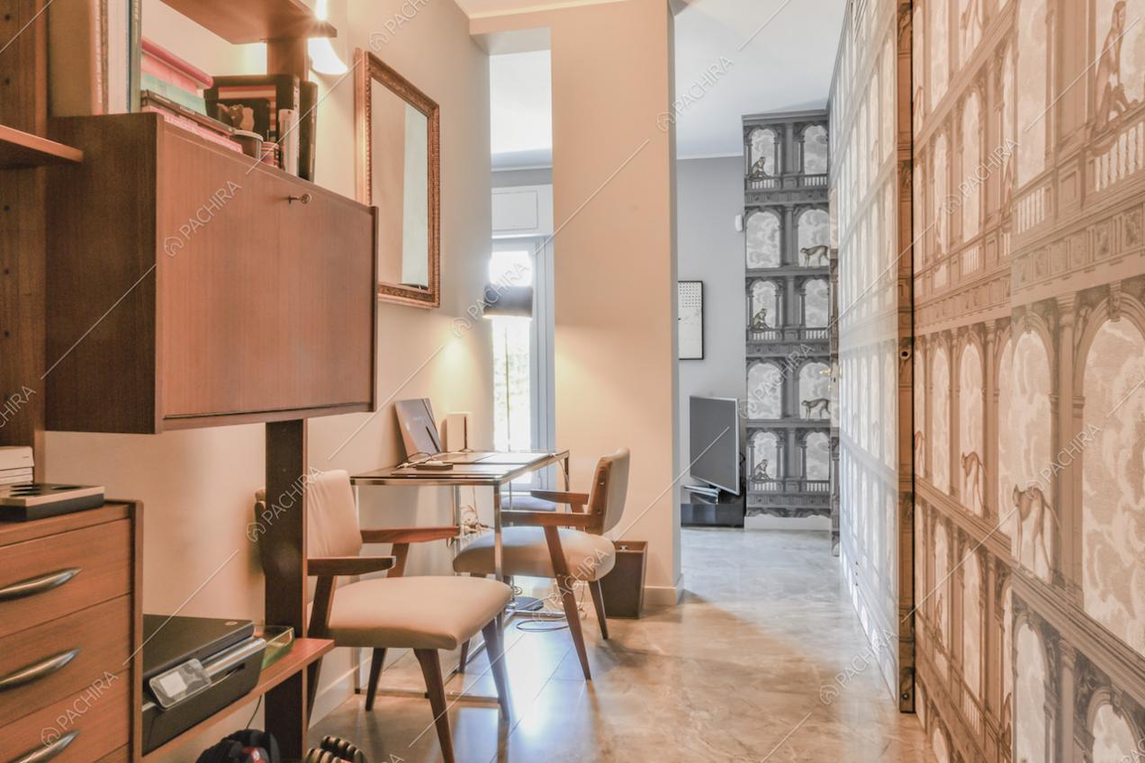 Scrivania con sedia, mobile in legno e carta da parati