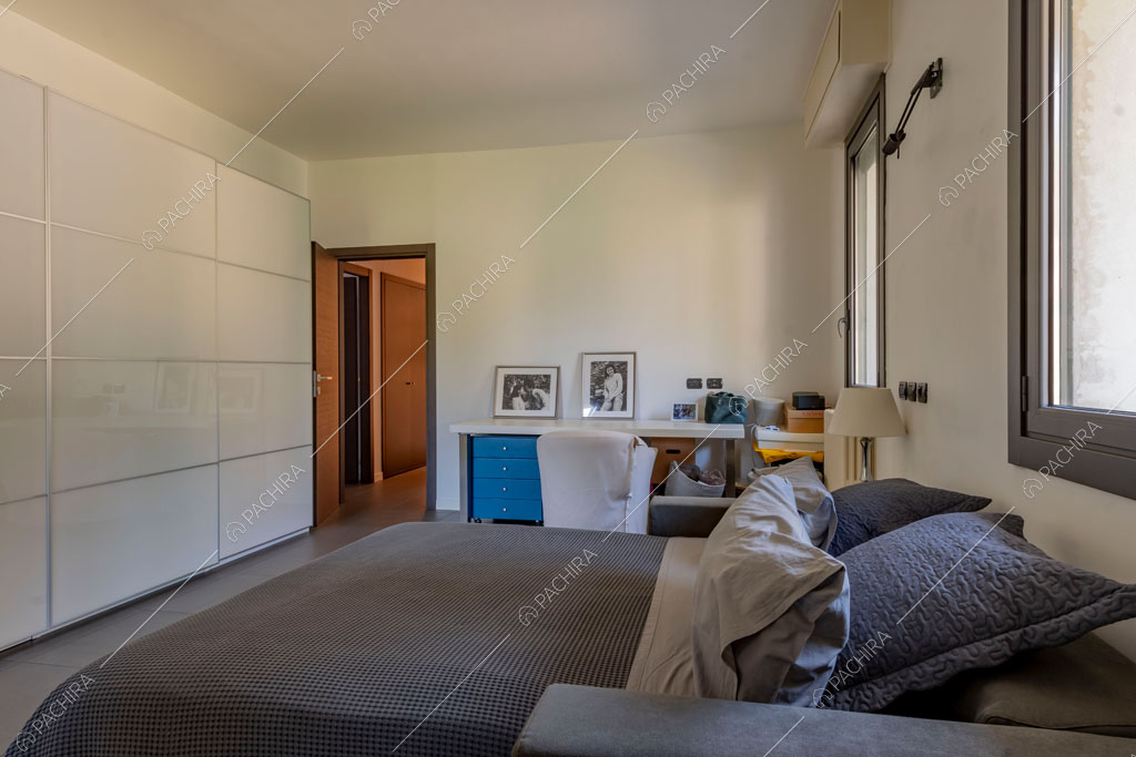 Camera da letto della villa Darling, location in stile contemporaneo a Monza