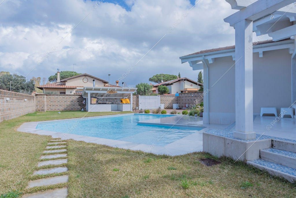 Giardino con piscina della villa Colchito, location in stile contemporaneo a Roma
