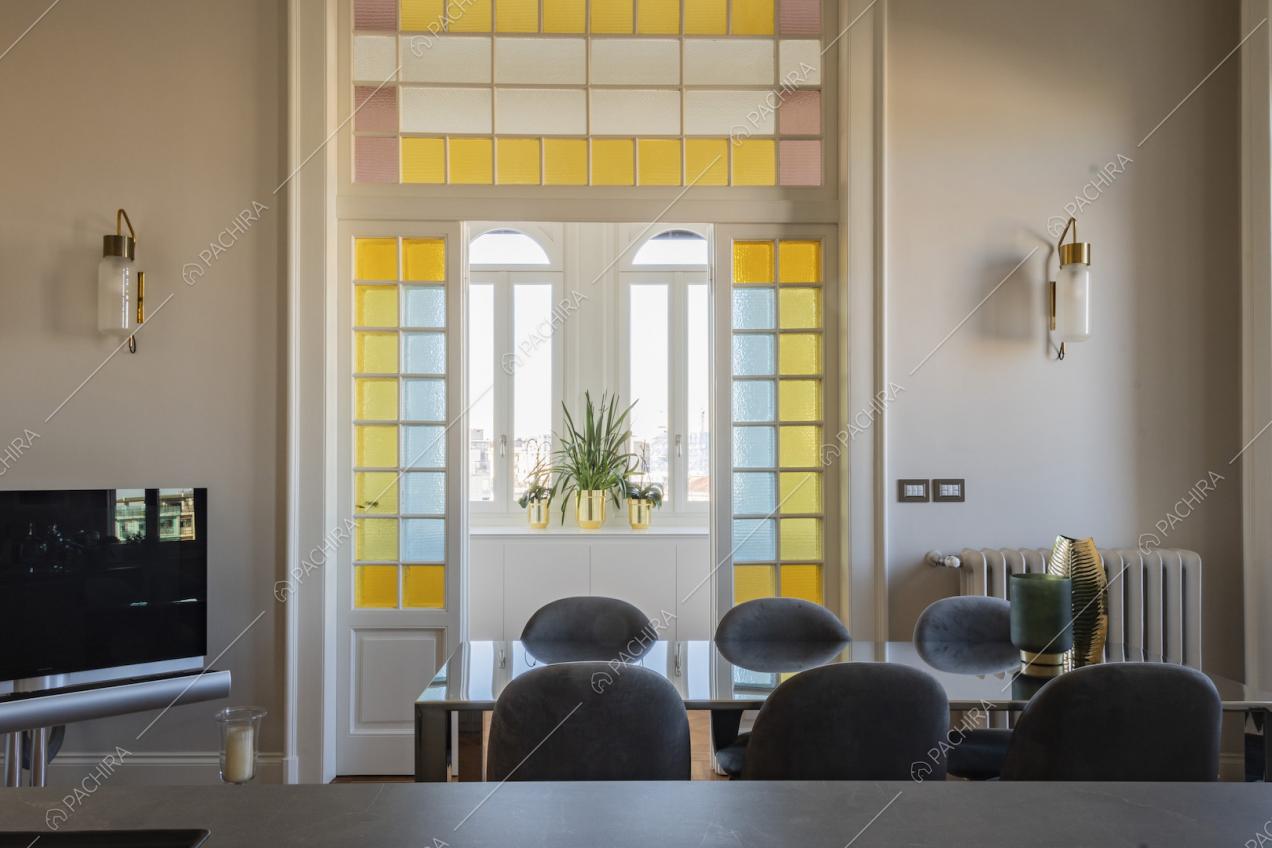 Porta finestra colorata nella sala da pranzo