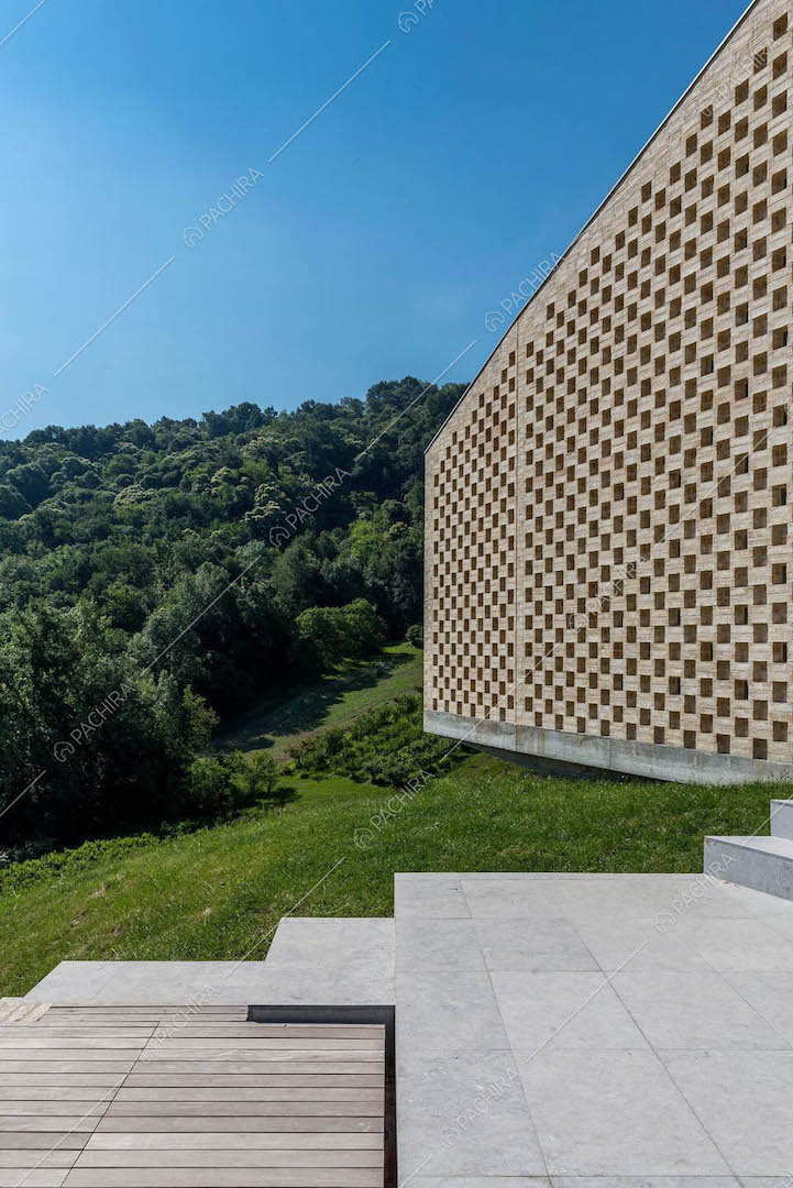 Dalle scale di ingresso alla location vista sul parco della villa