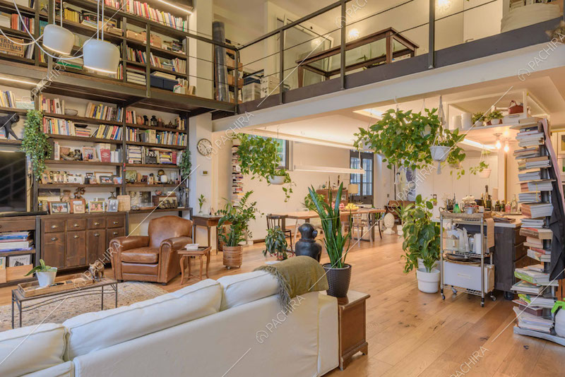Pavimento in parquet nel soggiorno con libreria e vista sul soppalco