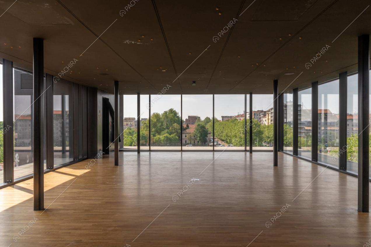 Salone con ampie vetrate, da cui ammirare lo skyline di Milano e accedere alla terrazza