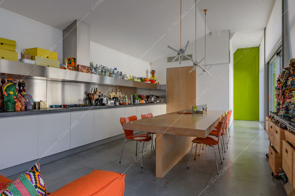 Cucina del loft Inula, location in stile contemporaneo a Varese