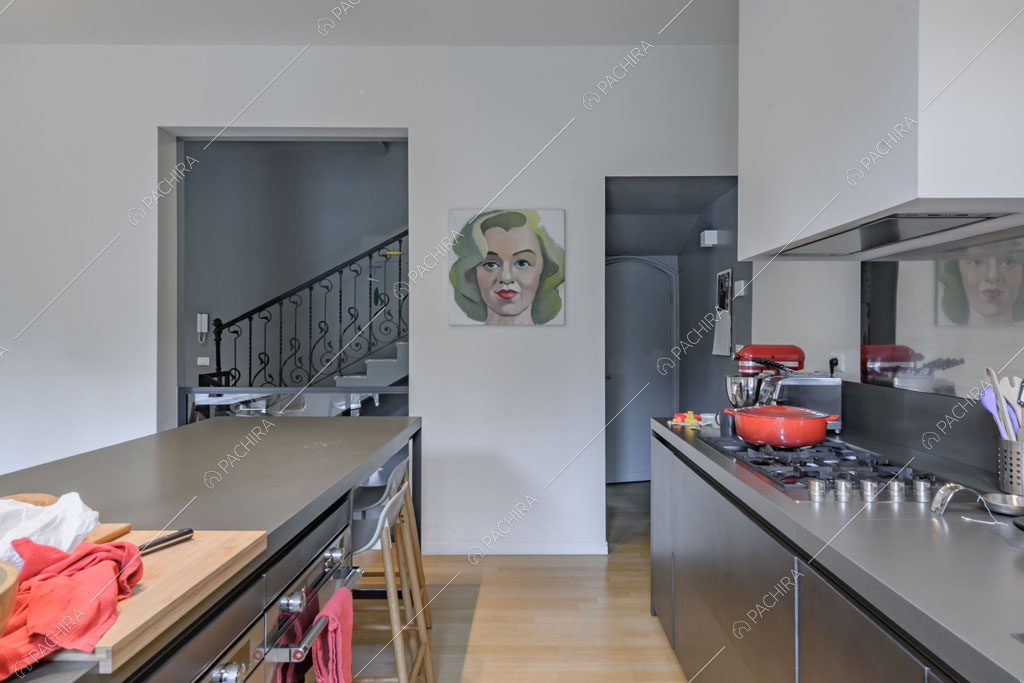 Fornelli a gas nella cucina della villa Kharan, location in stile contemporaneo a Milano
