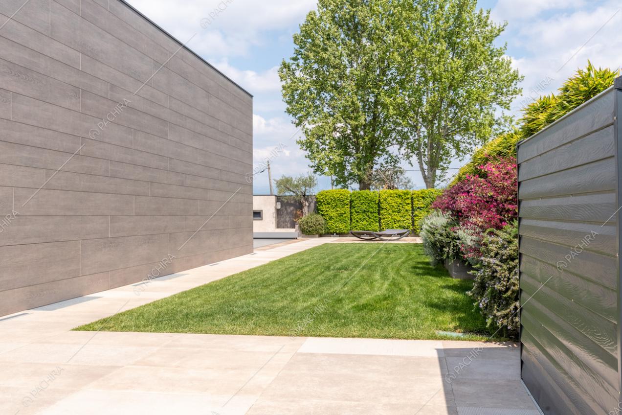 Vista sul curatissimo giardino e sulla sdraio