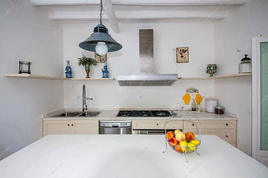 Cucina a parete della villa Toyon, location in stile classico a Messina