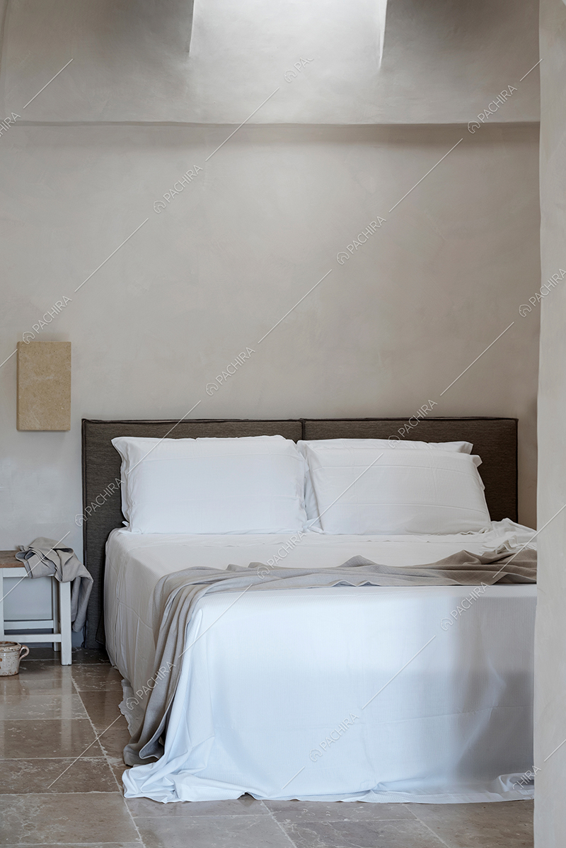 Camera da letto della masseria Athos, location in stile rustico a Brindisi