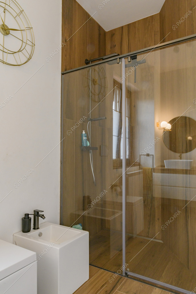 Box doccia con pareti in legno