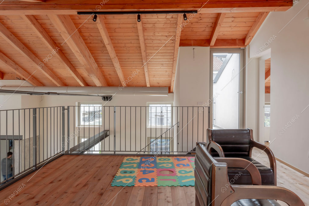 Pavimento in parquet del soppalco della villa Eiger, location in stile moderno a Monza