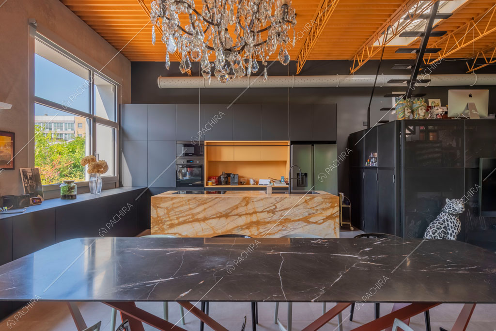 Cucina a isola del loft Graviola, location in stile contemporaneo a Milano