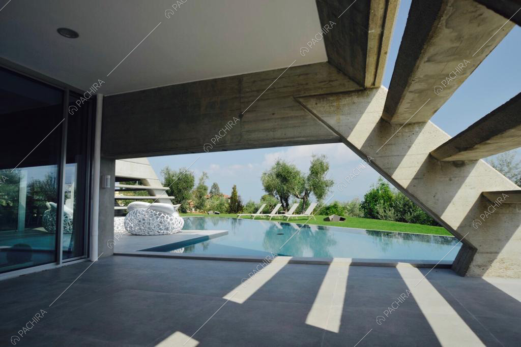 Scorcio sulla piscina e sul giardino della Location Iris