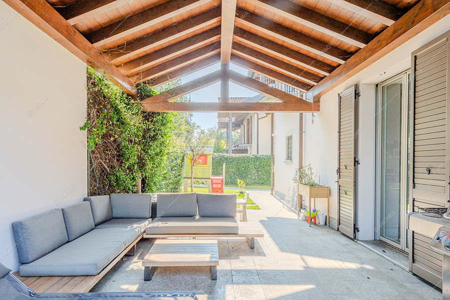 Veranda della villa Litani, location in stile moderno a Monza