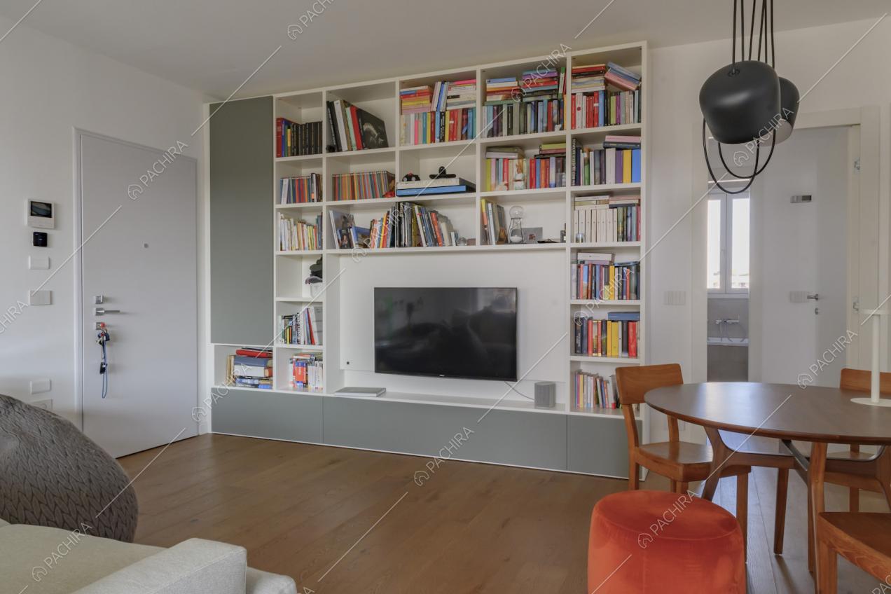 Salotto con pavimento in parquet e scorcio sul bagno
