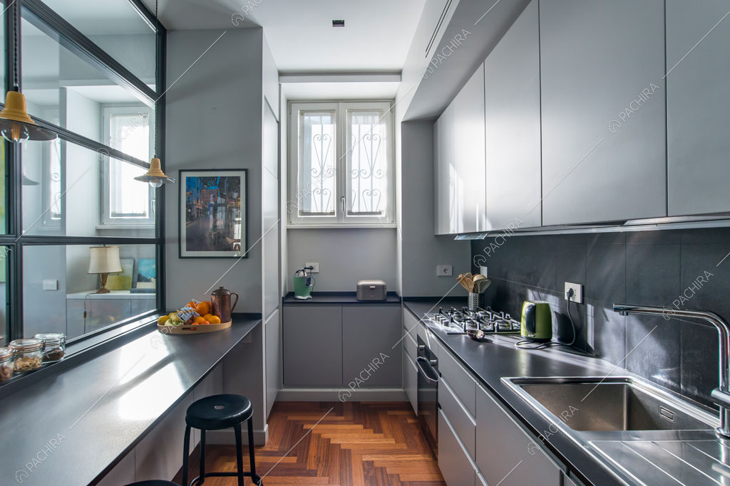 Cucina dell'appartamento Grifola, location in stile contemporaneo a Roma
