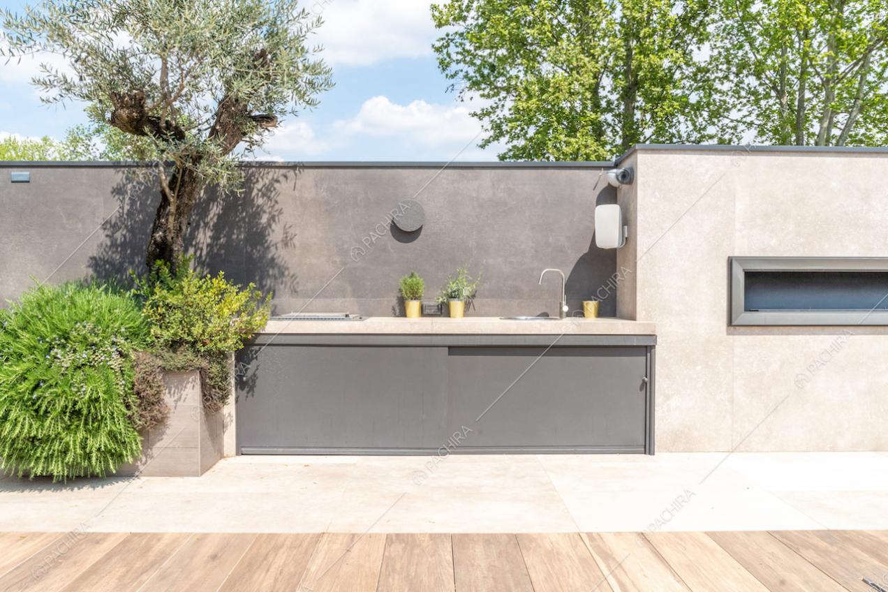 Zona cucina nel giardino privato della location e pavimentazione in parquet da esterni