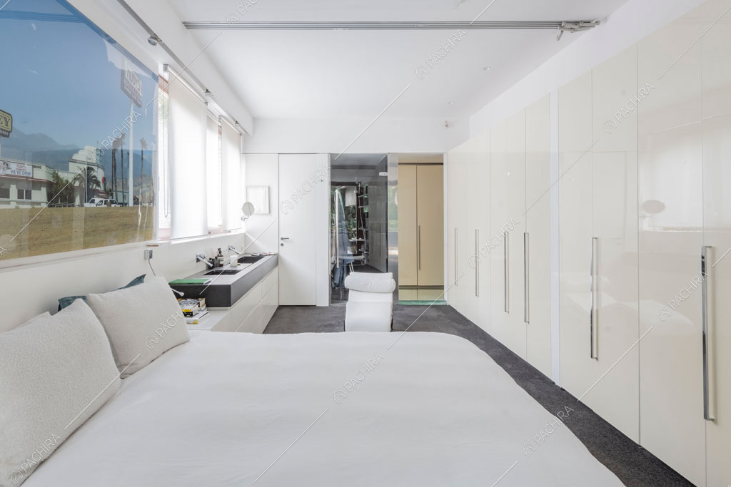 Armadi a muro nella camera da letto matrimoniale dell'appartamento Carpentaria, location in stile contemporaneo a Roma