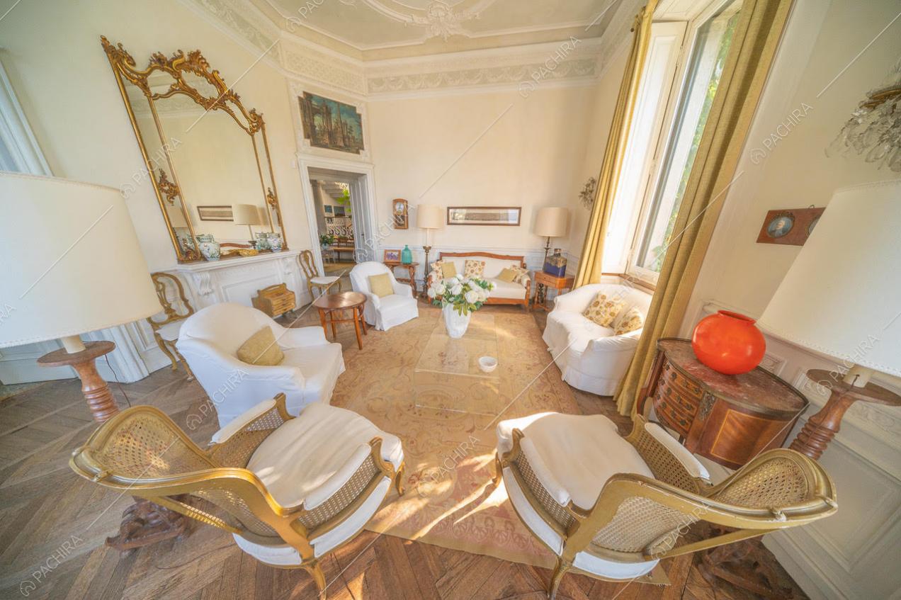 Salone con pavimento a spina di pesce all'italiana 