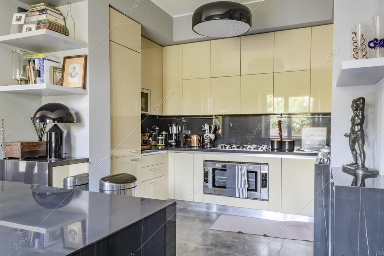 Cucina a parete con elettrodomestici e arredi di design