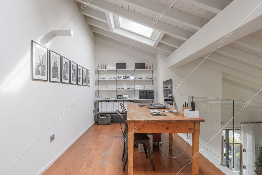 Studio sul soppalco della villa Roveja, location in stile contemporaneo a Como