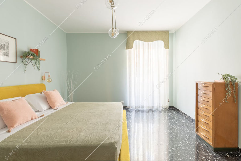 Ampia camera da letto matrimoniale dell'appartamento Crescione, location in stile contemporaneo a Roma