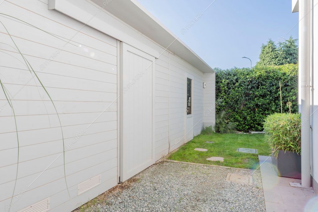 Garage della villa Garnet, location in stile contemporaneo a Milano