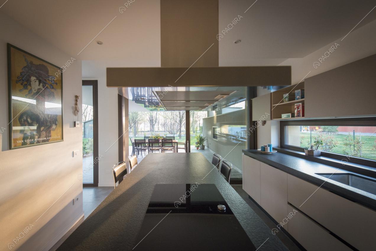 Cucina a vista con fornelli a induzione sull'isola