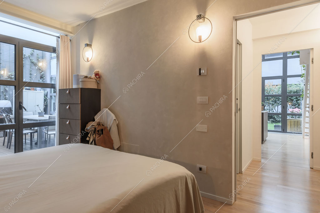 Pavimento in parquet nella camera da letto del loft Tagus, location in stile contemporaneo a Milano