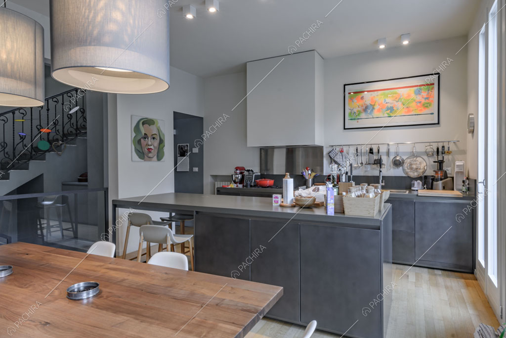 Pavimento in parquet nella cucina della villa Kharan, location in stile contemporaneo a Milano