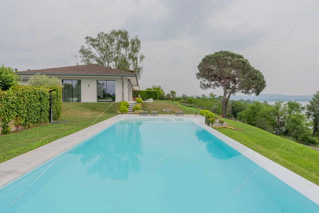 Piscina della villa Ladoga, location in stile contemporaneo a Varese