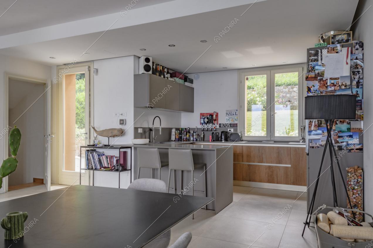 Cucina a vista con penisola e faretti sul soffitto