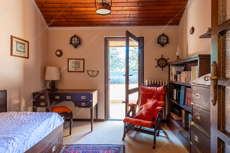 Camera da letto della villa Realgar, location in stile country a Milano