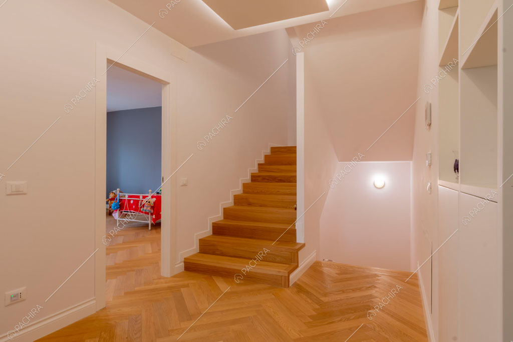 Scale in legno della villa Murray, location in stile contemporaneo a Roma