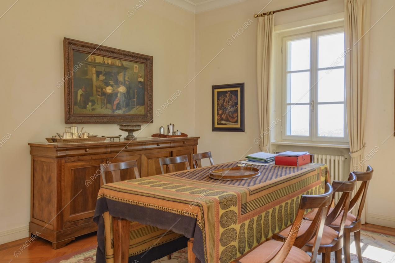 Mobile d'epoca in legno e quadro con cornice decorata