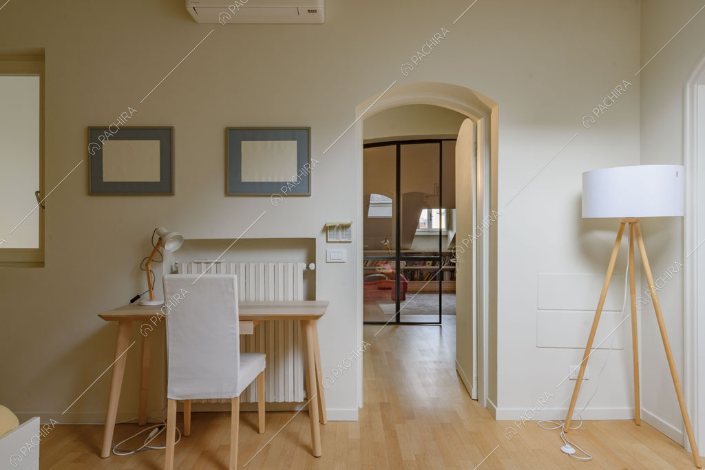 Pavimento in parquet nella camera della villa Kharan, location in stile contemporaneo a Milano