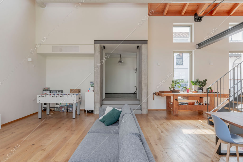 Pareti bianche della zona living della villa Eiger, location in stile moderno a Monza