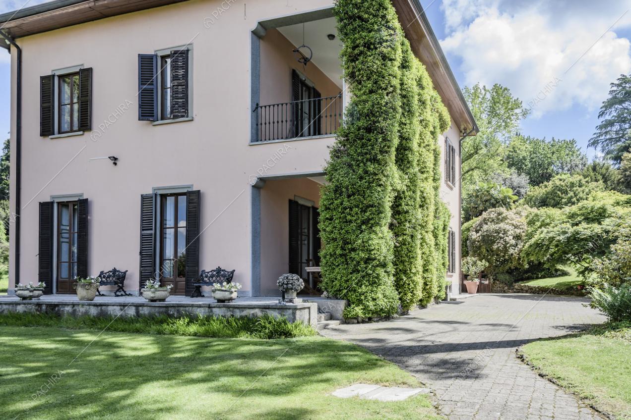 Villa su più livelli immersa nel verde